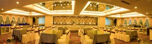 3 restaurants, lunch, dinner served; local and international cuisine