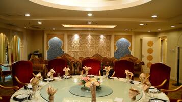 3 restaurants, lunch, dinner served; local and international cuisine