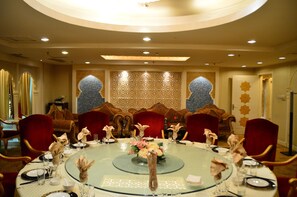 3 restaurants, lunch, dinner served; local and international cuisine  - Excemon Xinjiang Yilite Hotel (Urumqi)