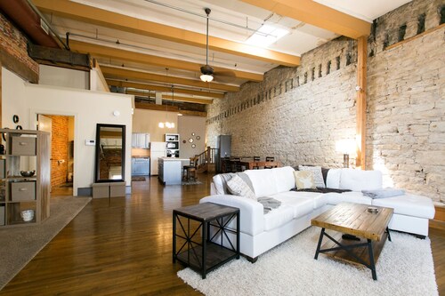 BestLocation|BridesGetReady|Photo backdrop|Families|Pets|RooftopViews|Nightlife!