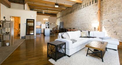 BestLocation|BridesGetReady|Photo backdrop|Families|Pets|RooftopViews|Nightlife!