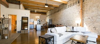 BestLocation|BridesGetReady|Photo backdrop|Families|Pets|RooftopViews|Nightlife!