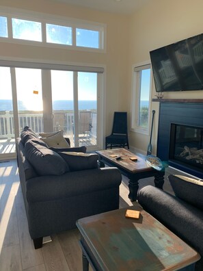 TV, fireplace, DVD player, table tennis - Work & Play at Newly Built Beachfront Home.<br>Beach Views everywhere & Peleton! (Milton)