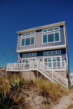 Exterior - Work & Play at Newly Built Beachfront Home.<br>Beach Views everywhere & Peleton! (Milton)