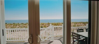 Work & Play at Newly Built Beachfront Home.<br>Beach Views everywhere & Peleton!