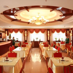 Daily buffet breakfast (CNY 15 per person)