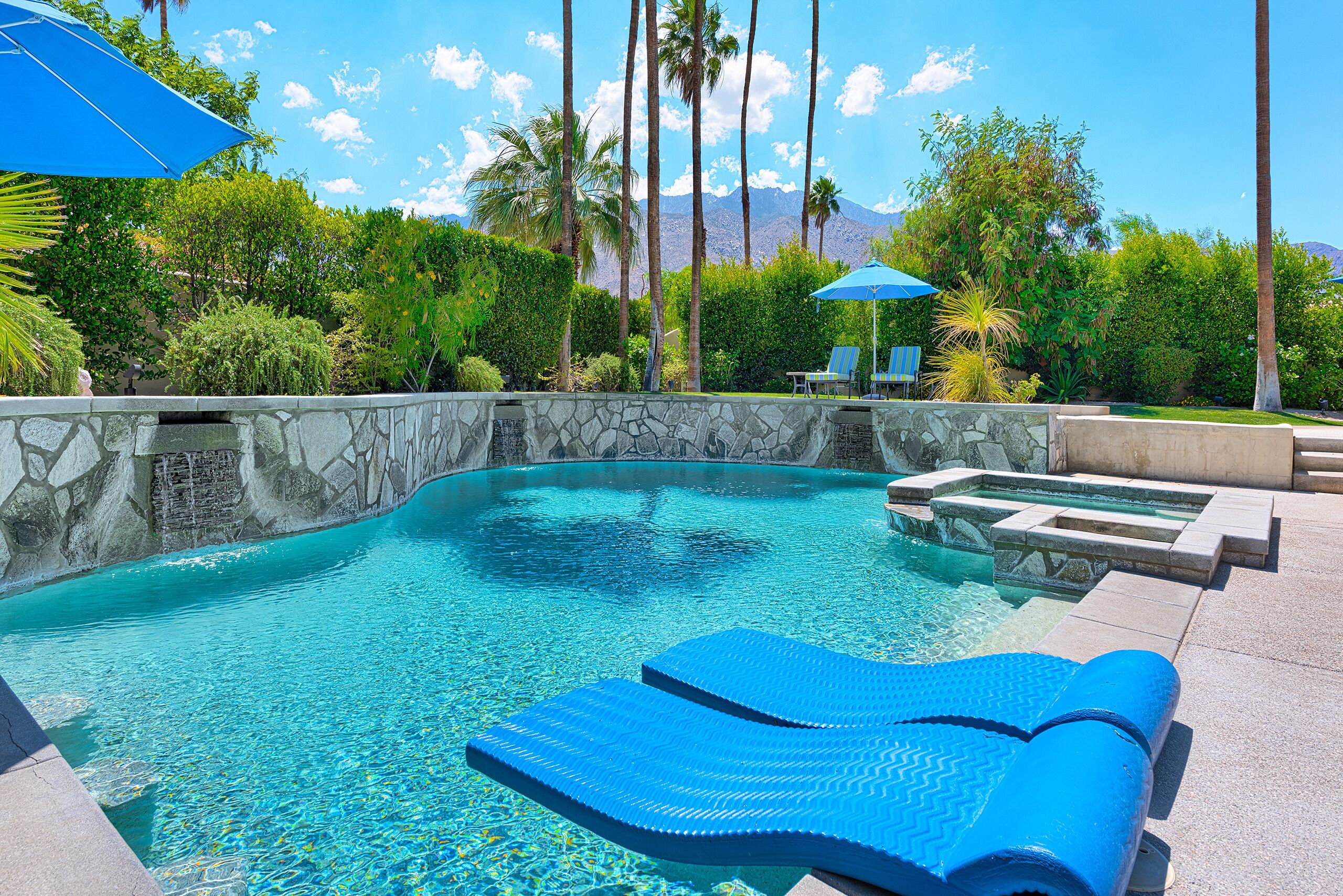 Una piscina al aire libre, una piscina climatizada