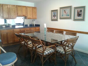 Dining - Beachfront Gulfside Townhome, near the Hangout, Grass Courtyard, Large pool (Gulf Shores)