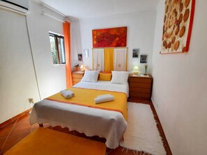 5 slaapkamers, een strijkplank/strijkijzer, reisbedje, gratis wifi