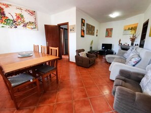 Smart TV, fireplace, DVD player, ping pong - Just 500m from a beautiful Sandy Beach! Private Villa with Pool, BBQ, Sea View.. (Albufeira)