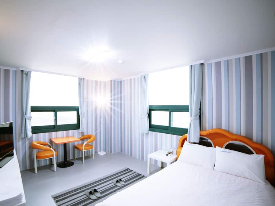 Rom – deluxe, 1 dobbeltseng, strandutsikt | Wi-fi (inkludert)