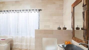 别墅, 3 间卧室, 私人游泳池 | 浴室 | 淋浴/盆浴组合、免费洗浴用品、吹风机、毛巾