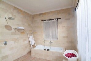 Villa, 3 chambres, piscine privée | Salle de bain | Ensemble douche/baignoire, articles de toilette gratuits, sèche-cheveux
