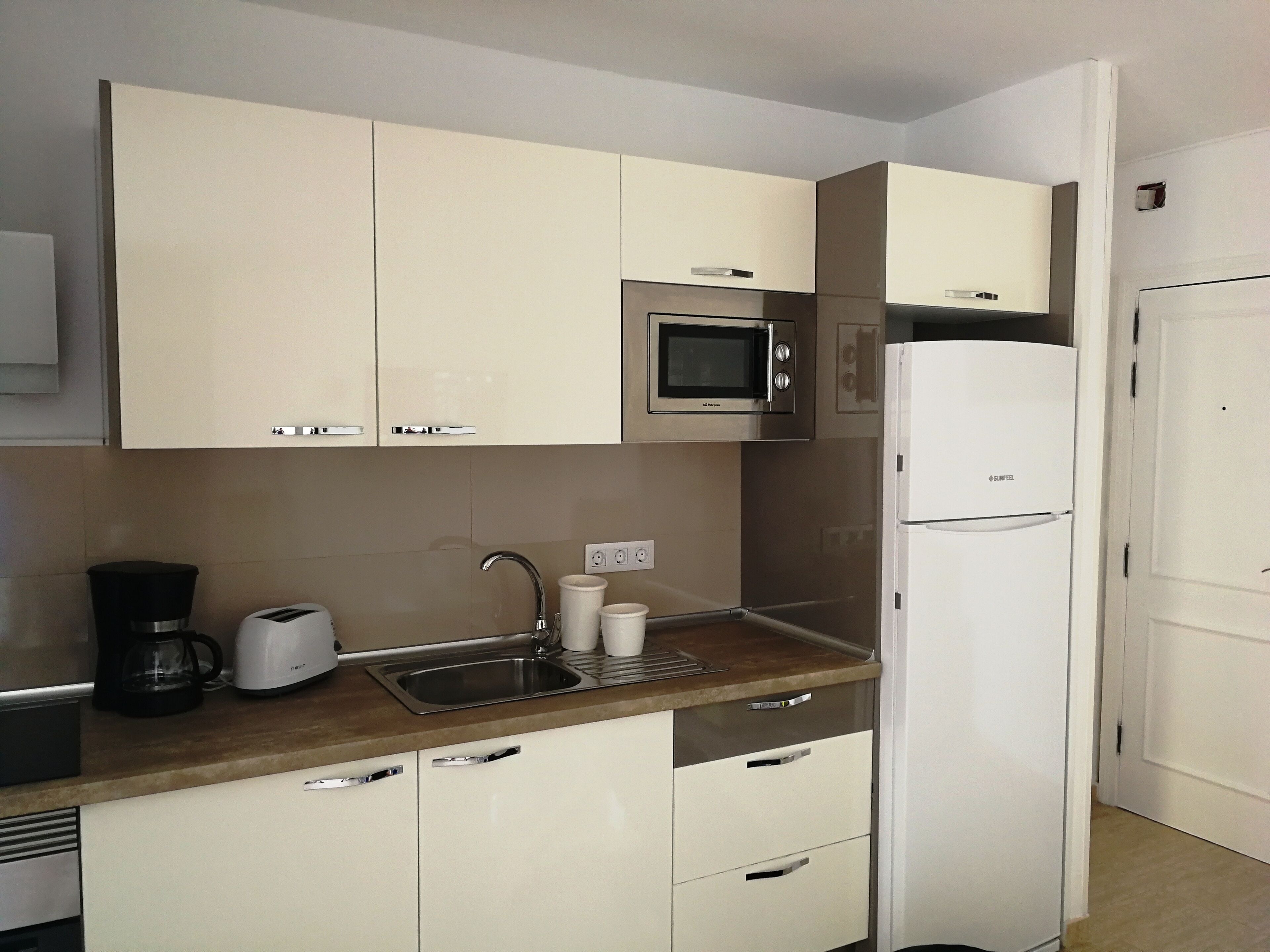 Een koelkast, een magnetron, een oven, een kookplaat