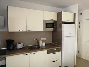 冰箱、微波炉、烤箱、炉灶