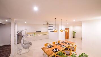 Kühlschrank, Mikrowelle, Herdplatte, Wasserkocher mit Kaffee-/Teezubehör