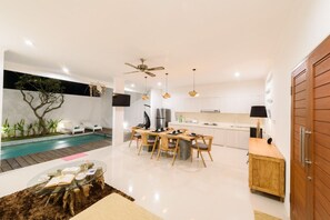 Refrigerador, microondas, placa de cocina, cafetera/tetera