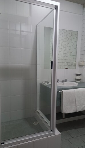 Een douche, gratis toiletartikelen, handdoeken
