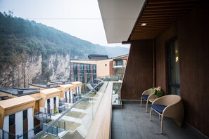 Balcony - Spring Posh Roadsun International Hotel & Resort (Zhangjiajie)