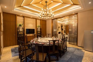 Breakfast, lunch and dinner served  - Spring Posh Roadsun International Hotel & Resort (Zhangjiajie)