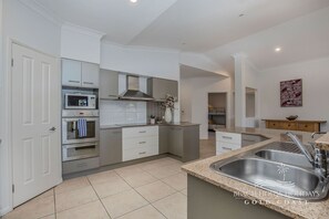 Rumah, 4 kamar tidur | Dapur pribadi | Lemari es besar, microwave, oven, dan kompor
