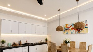 Cafeteira/chaleira, geladeira grande, micro-ondas (mediante solicitação)