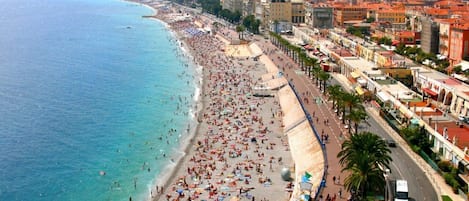 Nära stranden, solstolar och strandhanddukar