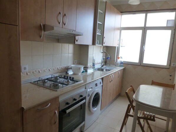 Fridge, microwave, oven, coffee/tea maker