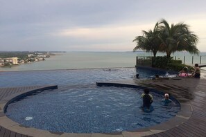 Outdoor pool - Vinz at Silverscape Luxury Residence (Malacca City)