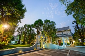 Accessible parking - At Pingnakorn Riverside Hotel Chiangmai (Chiang Mai)