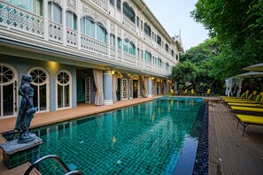 Outdoor pool - At Pingnakorn Riverside Hotel Chiangmai (Chiang Mai)