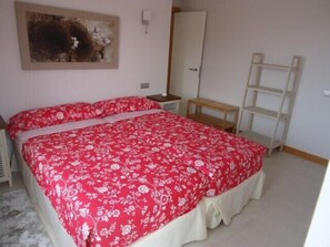 2 chambres, coffres-forts dans les chambres, fer et planche à repasser