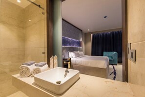 Buồng tắm vòi sen, đồ dùng nhà tắm miễn phí, khăn tắm 