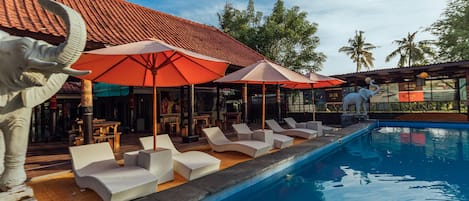 Outdoor pool, pool loungers