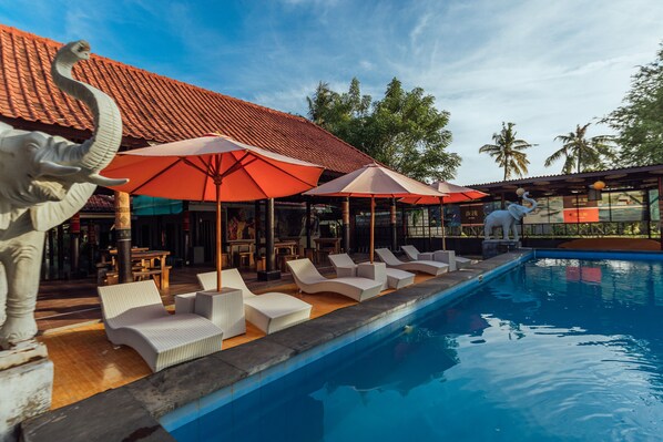 Utendørsbasseng og solsenger