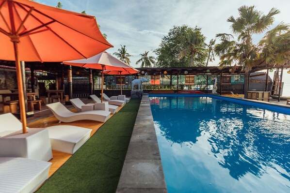 Outdoor pool, pool loungers - Semaya One Beach Guesthouse (Penida Island)