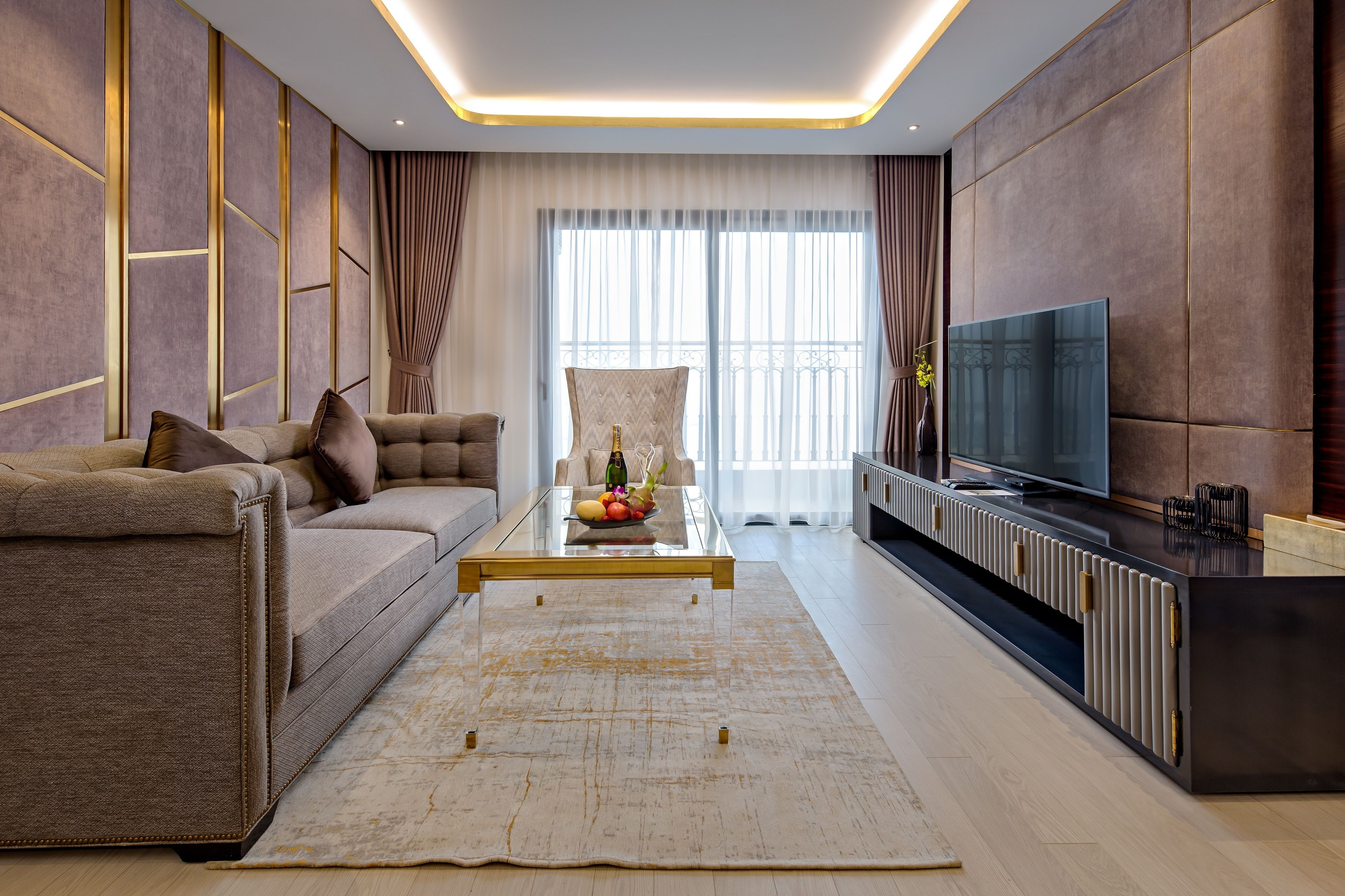 presidential suite, club lounge access, bay view | living area | 42-inch lcd tv with cable channels, smart tv