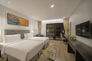Minibar, odada kasa, masa, güneşlik/perde 