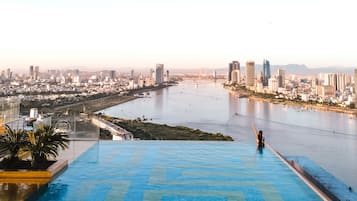 Una piscina al aire libre, sillones reclinables de piscina