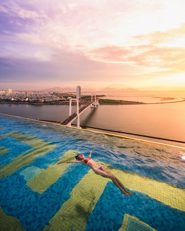 Outdoor pool, sun loungers - Wyndham Danang Golden Bay (Da Nang)