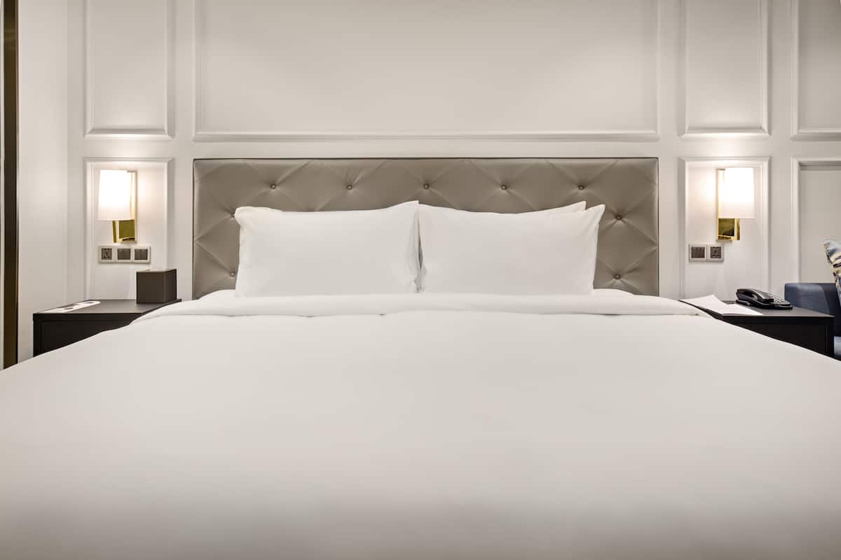 deluxe double room, balcony, bay view | 1 bedroom, minibar, in-room safe, desk