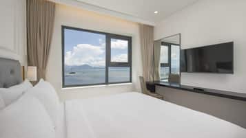 Corner Suite 2 Bedrooms | Minibar, in-room safe, desk, blackout drapes
