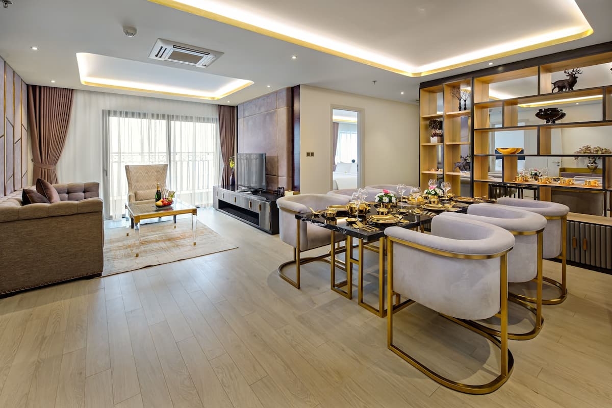 Presidential Suite, Club lounge access, Bay View | Living room | 42-inch LCD TV with cable channels, Smart TV