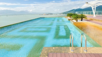 Piscine extérieure, chaises longues