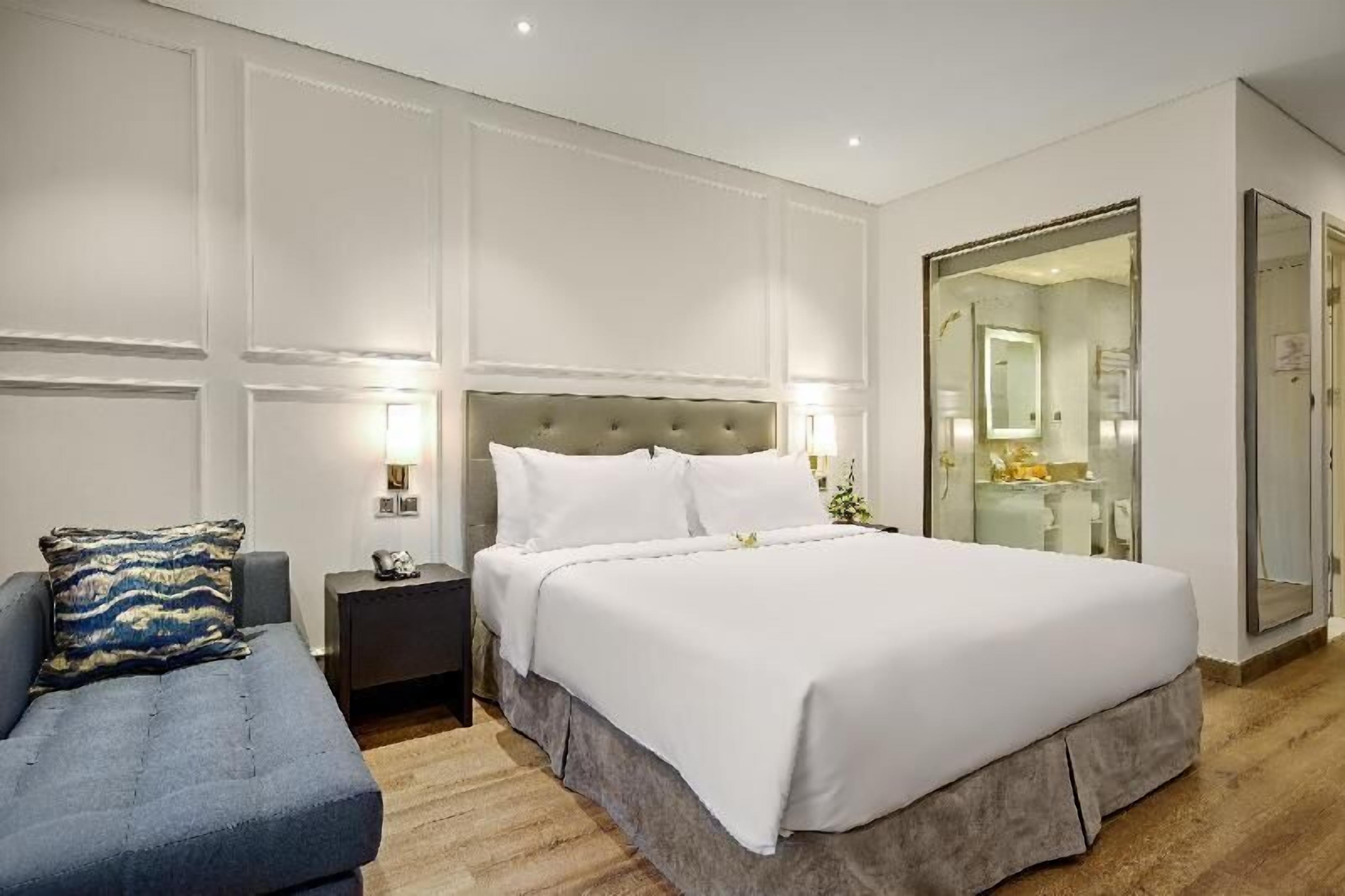 Minibar, caja de seguridad en la habitación y escritorio 