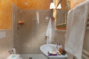 Shower, hair dryer, bidet, towels - La Culla di Dante Luxury Apartment in front of the Duomo (sleeps 6) (Firenze)