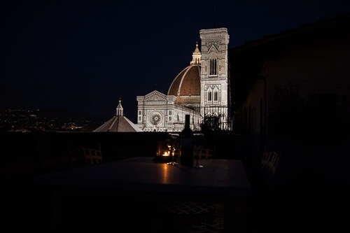 La Culla di Dante Luxury Apartment in front of the Duomo (sleeps 6)