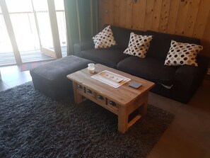 Télévision, lecteur de DVD, livres