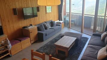 Tv, dvd-spelare och böcker