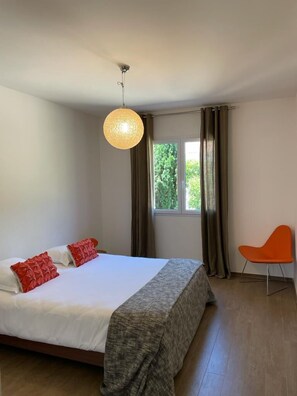 4 bedrooms, iron/ironing board, travel cot, free WiFi